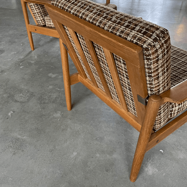2 mid-century easy chais 