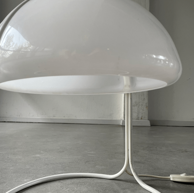 Harvey Guzzini Conchiglia Table Lamp by Luciano Buttura & Luigi Massoni